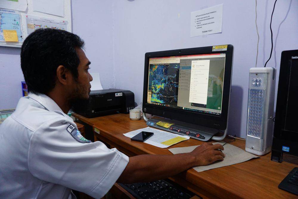 Prakiraawan BMKG sedang menunjukkan perkiraan musim penghujan. IDN TImes/Mohamad Ulil Albab