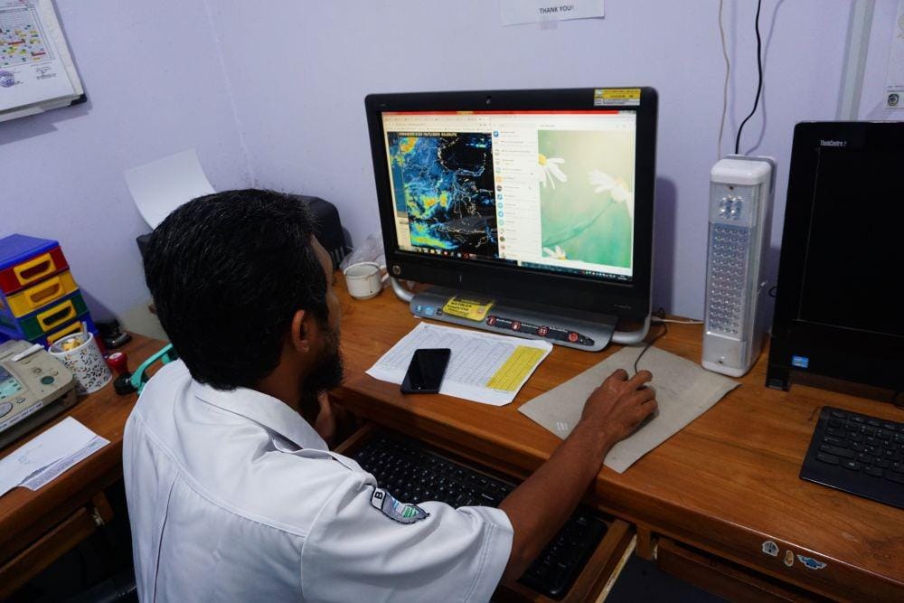 Prakiraawan BMKG sedang menunjukkan perkiraan cuaca. IDN TImes/Mohamad Ulil Albab