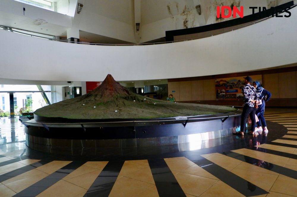 Lobi utama MGM menampilkan miniatur G. Merapi IDN Times/Yogie Fadila