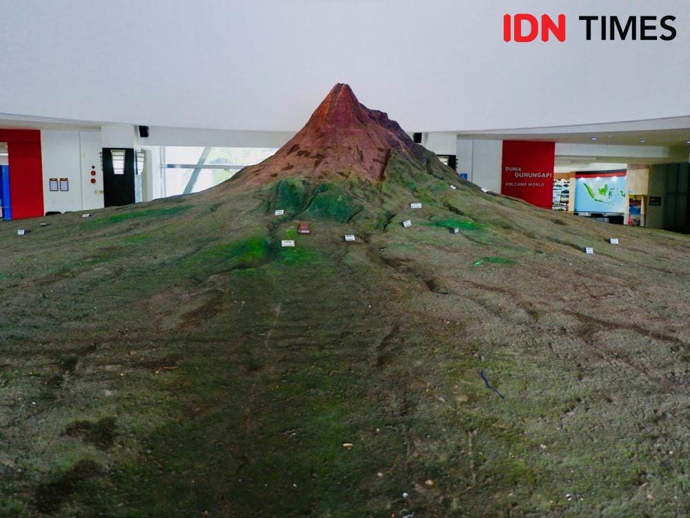 Lobi utama MGM menampilkan miniatur G. Merapi IDN Times/Yogie Fadila