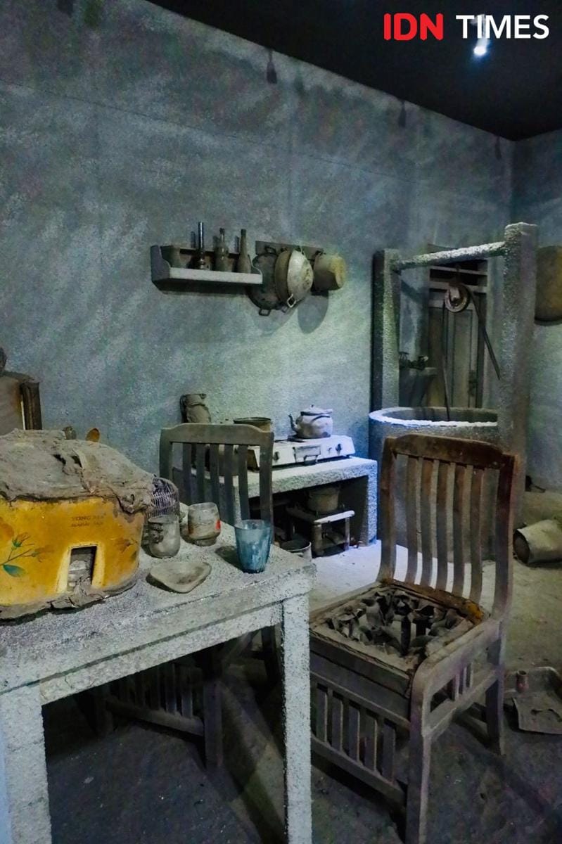 Sisa-sisa peralatan dapur yang hangus terbakar akibat letusan Merapi 2010 IDN Times/ Yogie Fadila