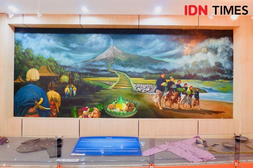 Lukisan yang mengisahkan upacara di hadapan Gunung Merapi, koleksi Museum Gunung Merapi, Yogyakarta IDN Times/Yogie Fadila