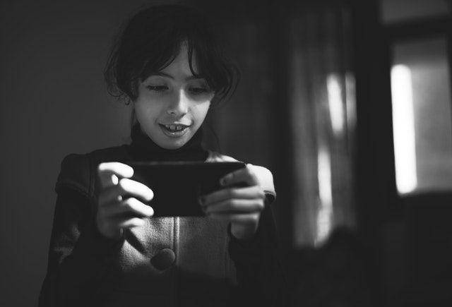 Anak bermain game