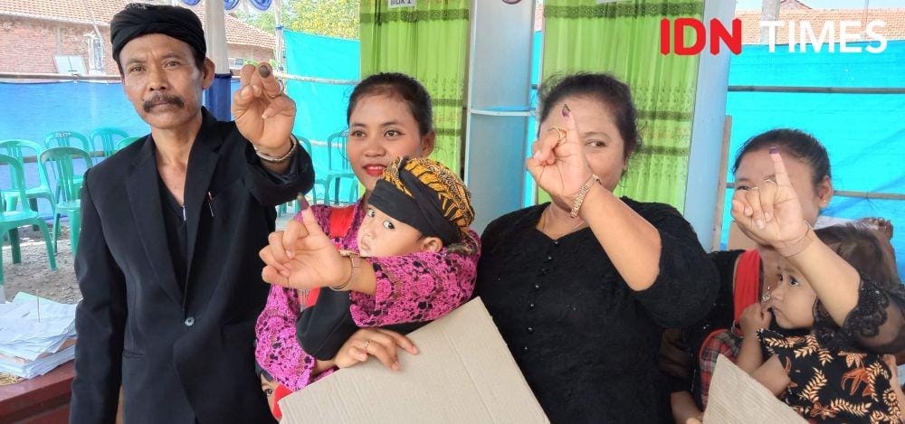 Sedulur sikep di Kudus saat menggunakan hak pilih pada pilkades Kudus.