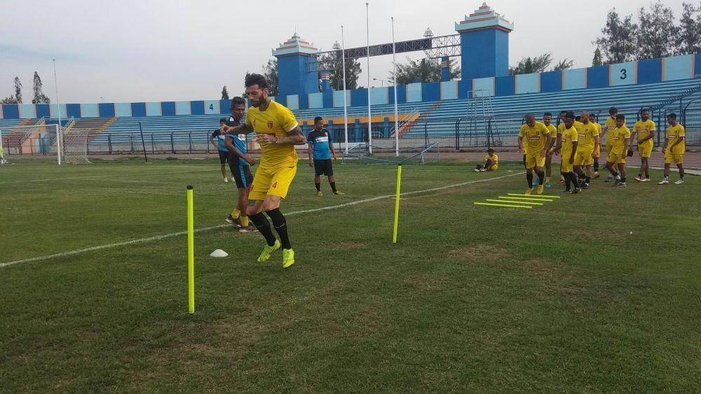Pemain Perseru Badak Lampung FC, saat menggelar latihan di Stadion Surajaya Lamongan. IDN Times/Imron