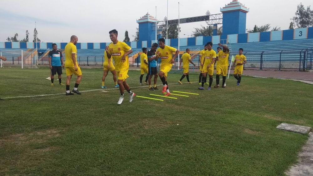 Pemain Badak Lampung FC saat menggelar latihan di Stadion Surajaya Lamongan, Selasa (19/11), sore. IDN Times/Imron