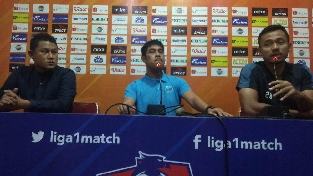 Pelatih Persela Lamongan Nil Maizar tengah saat Press Conference di Stadion Surajaya Lamongan, Selasa (19/11). IDN Times/Imron