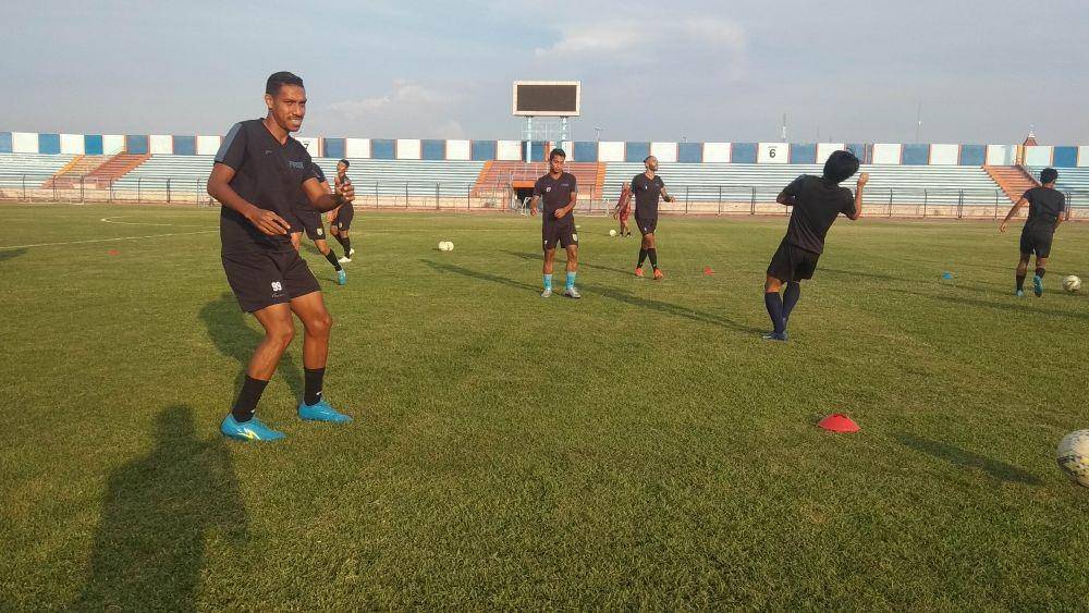 Pemain Persela Lamongan saat menggelar latihan di Stadion Surajaya Lamongan, Selasa (19/11), sore. IDN Times/Imron