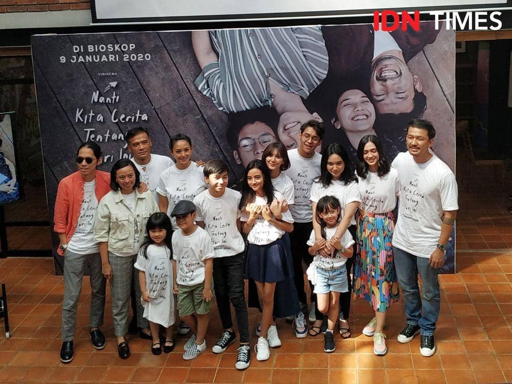 Jajaran sutradara, produser, dan para cast film "NKCTHI" dalam preskon di Visinema Pictures, Cilandak, Jakarta Selatan, pada 19 November 2019. IDN Times/Erfah Nanda