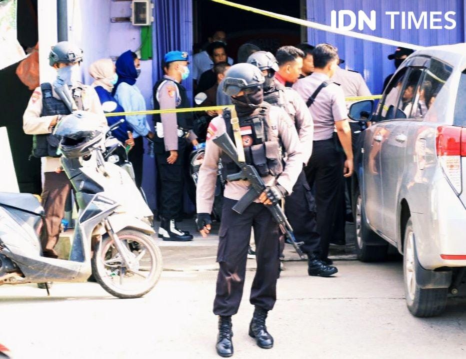 Polisi saat menggeledah lokasi terduga teroris di Jalan Cendana , Samarinda (IDN Times/Yuda Almerio)
