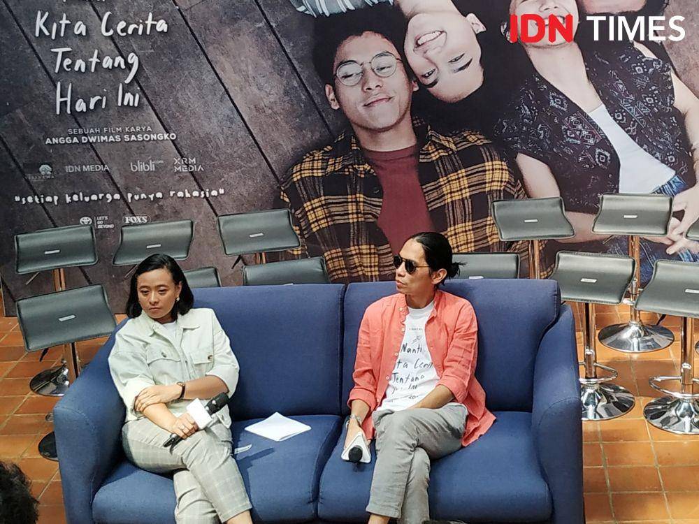 Sutradara film "NKCTHI", Angga Dwimas Sasongko dan produser, Anggia Kharisma dalam preskon di Visinema Pictures, Cilandak, Jakarta Selatan, (19/11). IDN Times/Erfah Nanda