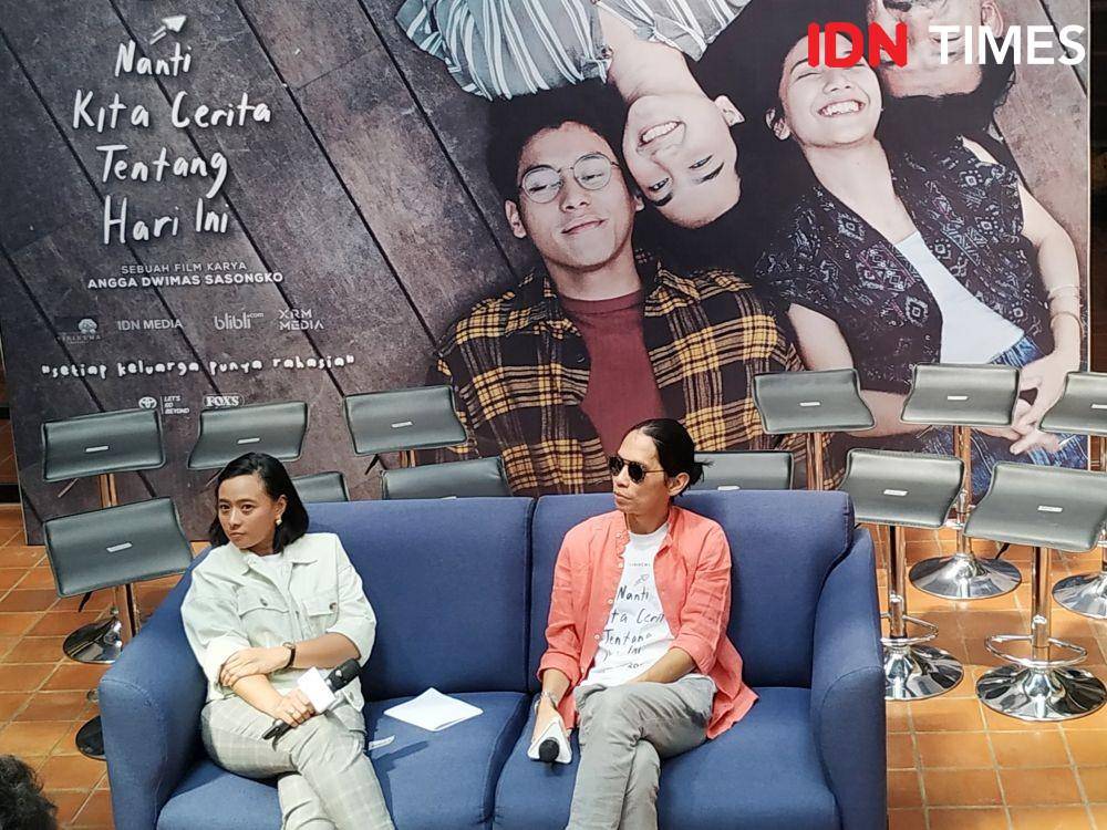 Sutradara film "NKCTHI", Angga Dwimas Sasongko (kanan) dan produser film, Anggia Kharisma (kiri) dalam preskon di Visinema Pictures, Cilandak, Jakarta Selatan, pada 19 Desember 2019. IDN Times/Erfah Nanda
