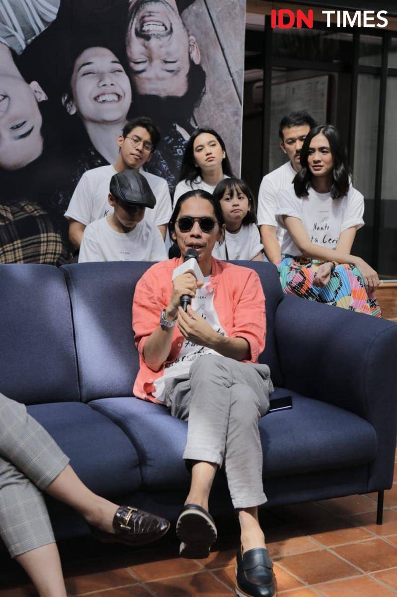 Sutradara film "NKCTHI", Angga Dwimas Sasongko (pegang mic) dalam preskon di Visinema Pictures, Cilandak, Jakarta Selatan, pada 19 Desember 2019. IDN Times/Panji Galih Aksoro