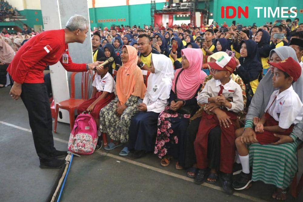 Ganjar saat menyapa penerima PKH