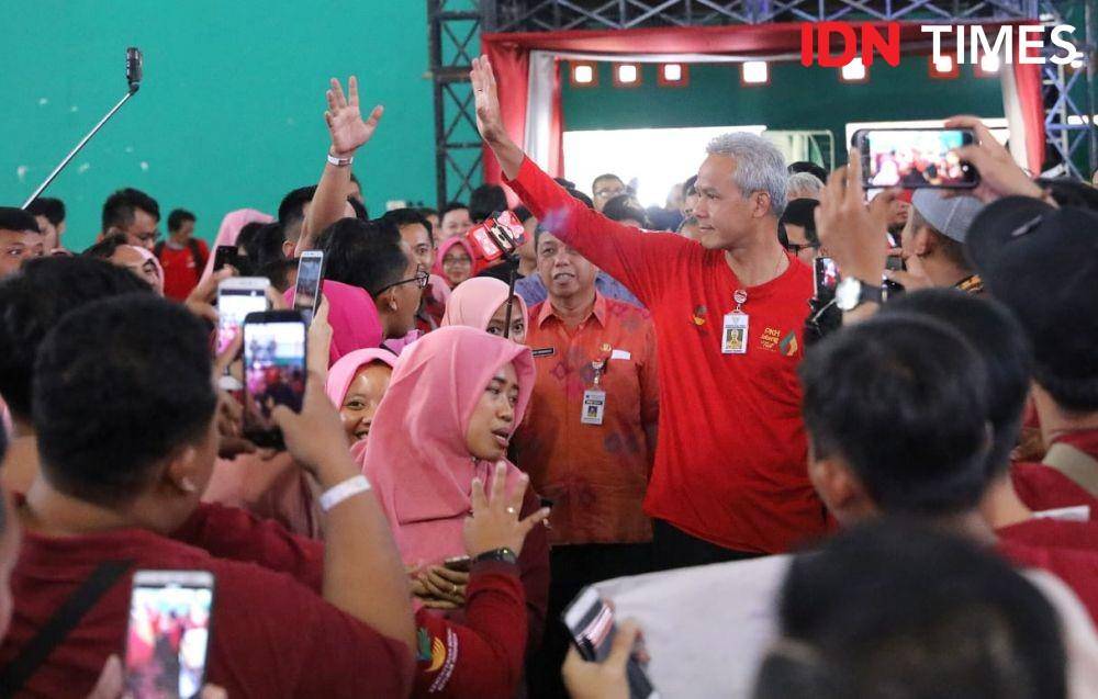Ganjar saat menyapa penerima PKH