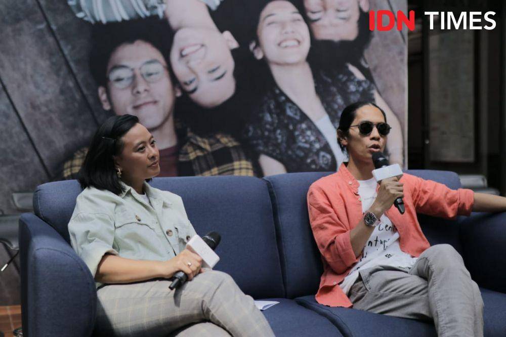 Sutradara film "NKCTHI", Angga Dwimas Sasongko (kanan) dan produser film, Anggia Kharisma (kiri) dalam preskon di Visinema Pictures, Cilandak, Jakarta Selatan, pada 19 Desember 2019. IDN Times/Panji Galih Aksoro