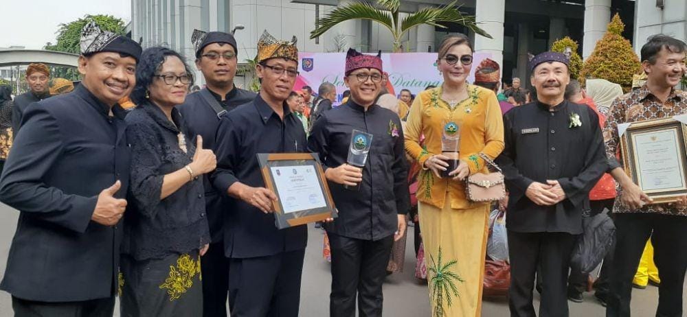 Bupati Banyuwangi Abdullah Azwar Anas saat menerima penghargaan Swasti Saba Wistara. IDN Times/Istimewa