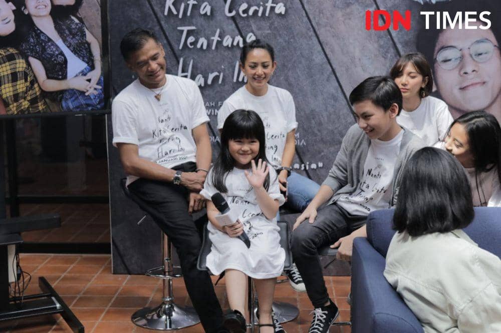 Alleyra Fakhira Kurniawan (pegang mic), pemeran Awan saat kecil di film "NKCTHI". Dia hadir dalam acara preskon di Visinema Pictures, Cilandak, Jakarta Selatan, pada 19 November 2019. IDN Times/Panji Galih Aksoro