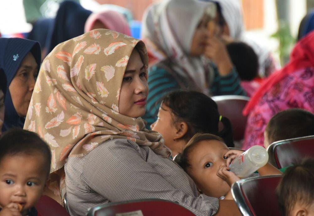 Ilustrasi anak dan ibu lakukan pemeriksaan stunting (IDN Times/Dok.Humas Jabar)