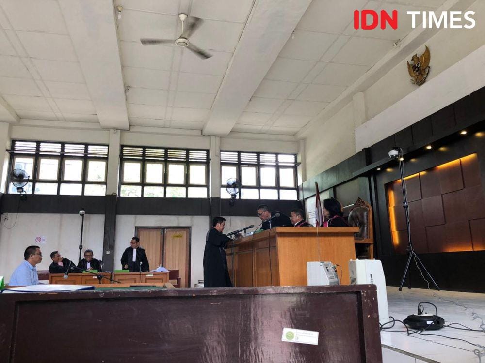 Proses sidang pertama dengan agenda dakwaan (IDN Times/Rangga Erfizal)