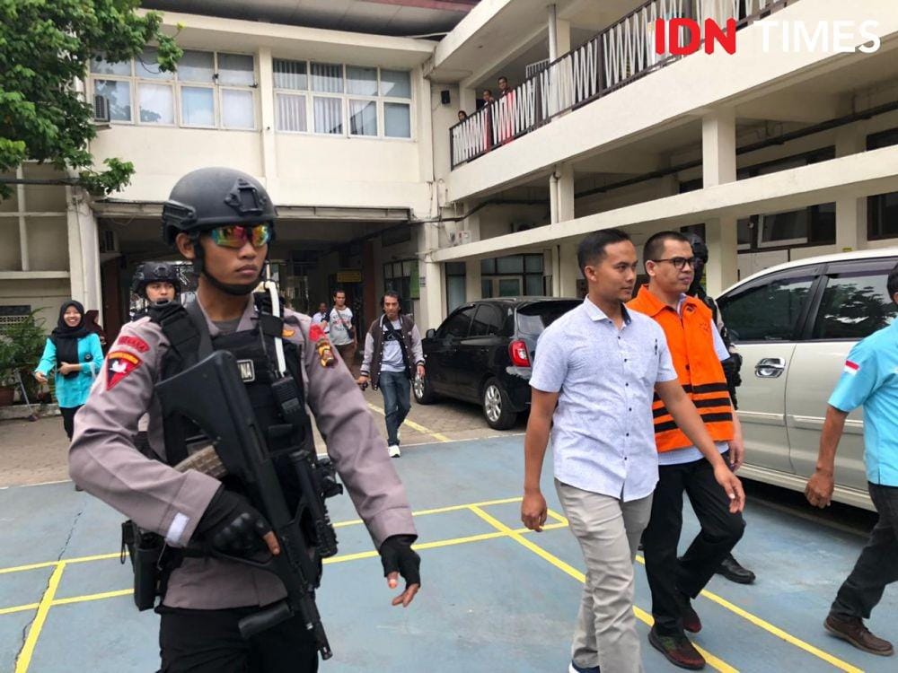 Terdakwa digiring oleh Brimob dalam persidangan (IDN Times/Rangga Erfizal)