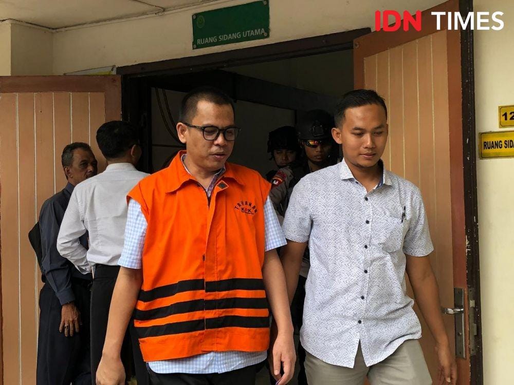 Robi Okta Falevi meninggalkan ruang sidang tipikor PN Palembang (IDN Times/Rangga Erfizal)
