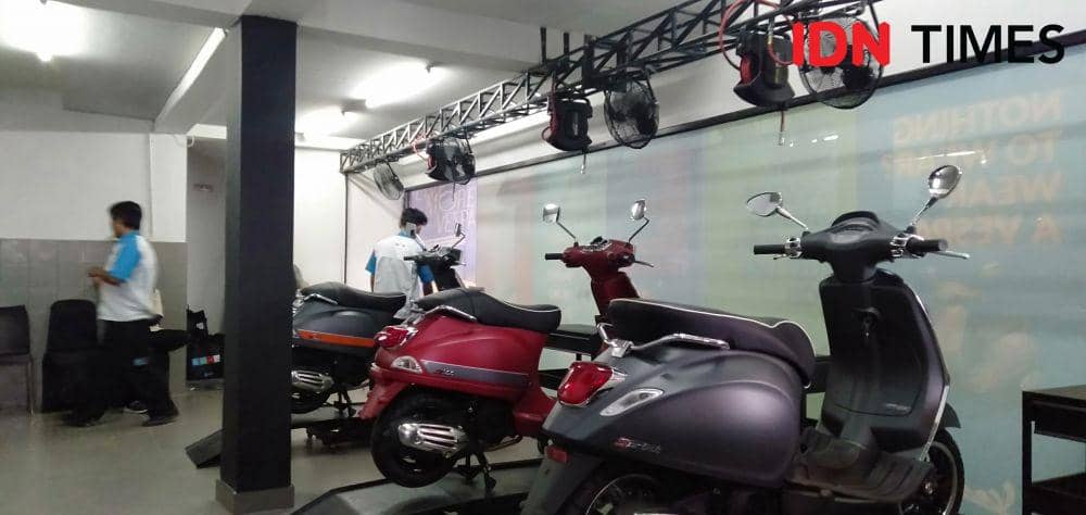 Pelayanan servis Vespa di salah satu dealer mitra PT. Piaggio di Sleman. IDN Times/Daruwaskita