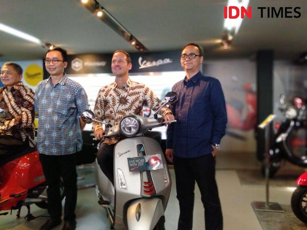 Presiden Direktur PT. Piaggio Indonesia, Marco Noto La Diega menaikki Vespa. IDN Times/Daruwaskita
