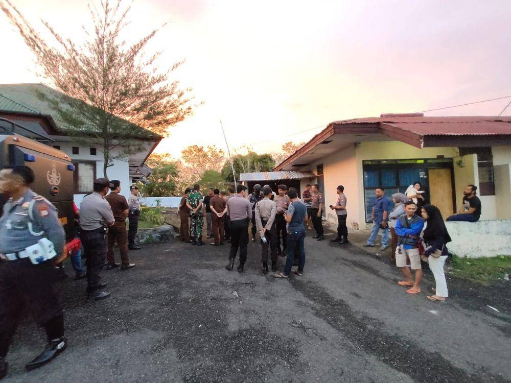 Petugas saat mengamankan lokasi Rumdis Kantor Kejari Parepare pascaledakan, Selasa (19/11) / Istimewa