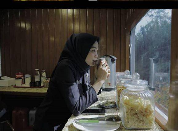 Ngemil di kereta