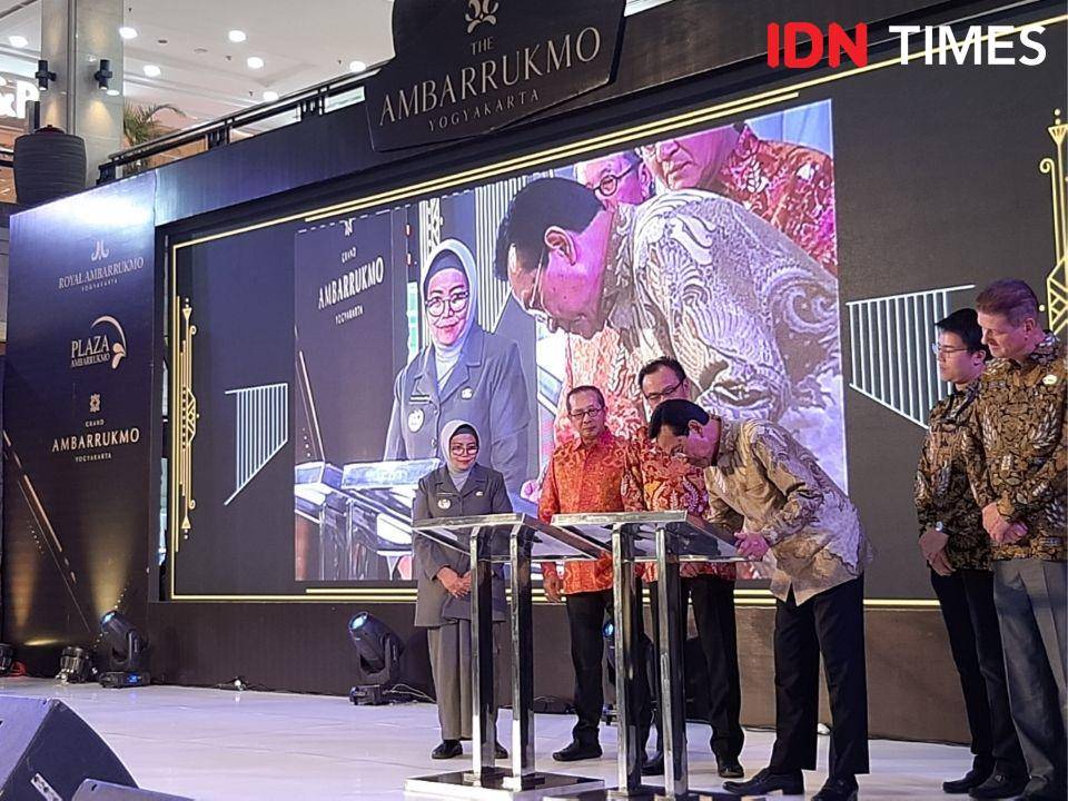 Gubernur DIY Sultan HBX meresmikan JPO Ambaramarga,  didampingi direksi The Ambarrukmo di Atrium Plaza Ambarrukmo, Selasa (19/11). IDN Times/Holy Kartika