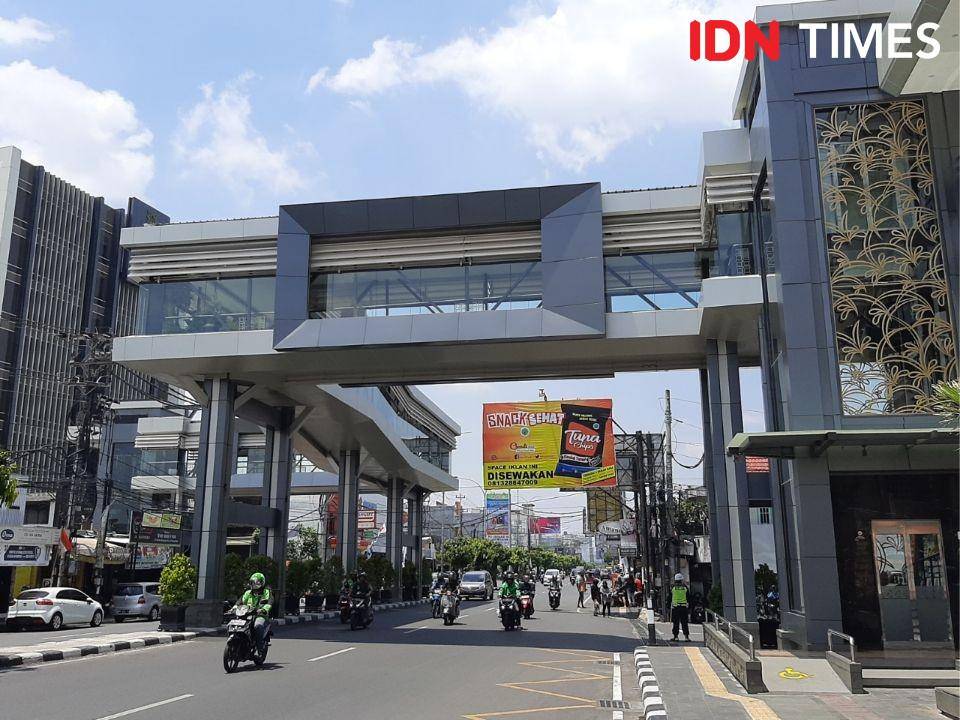 Jembatan Penyeberangan Orang (JPO) Ambaramarga menghubungkan Plaza Ambarrukmo dan Grand Ambarrukmo Hotel. IDN Times/Holy Kartika
