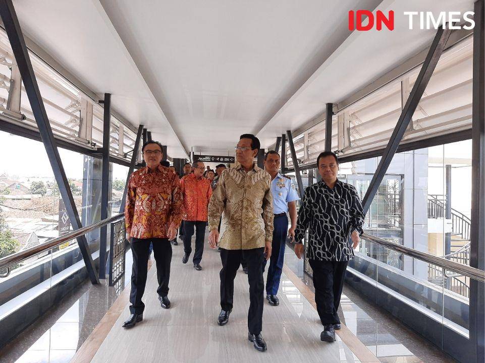 Gubernur DIY Sultan HB X didampingi President Director The Ambarrukmo, Tjia Eddy Susanto (kiri) meninjau JPO Ambaramarga yang baru saja diresmikan, Selasa (19/11). IDN Times/Holy Kartika
