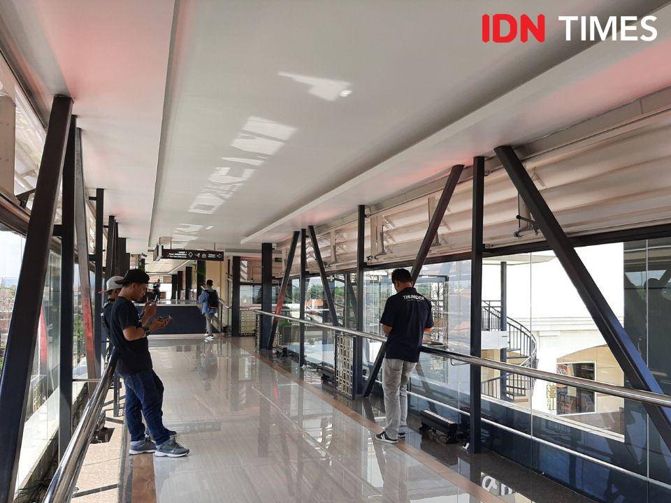 Jembatan Penyeberangan Orang (JPO) Ambaramarga menjadi daya tarik baru di Plaza Ambarrukmo. IDN Times/Holy Kartika