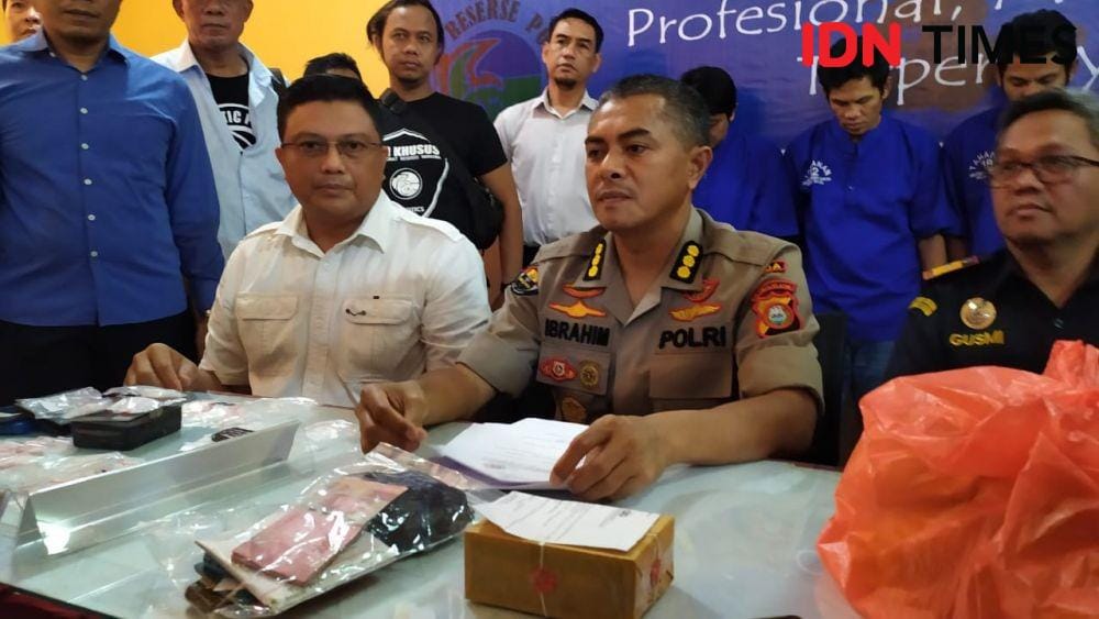 Kabid Humas Polda Sulsel Kombes Ibrahim Tompo didampingi Direktur Dirtnarkoba Sulsel Kombes Hermawan (kanan) didampingi petugas Bea Cukai dalam ekspos tangkapan penyelundupan sabu lewat dubur, Selasa (19/11)