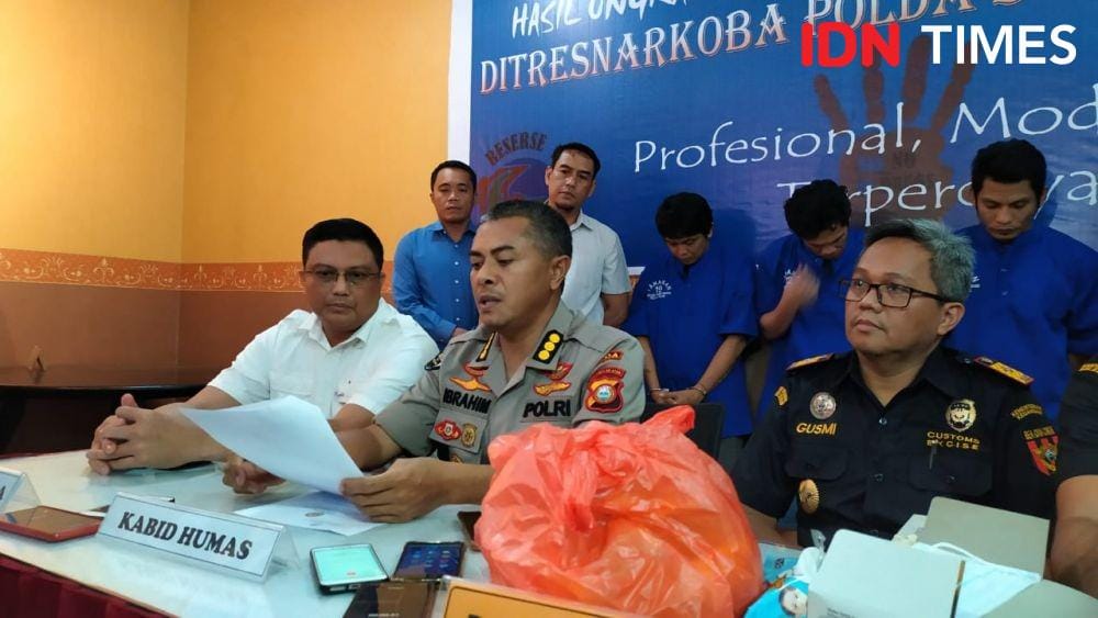 Kabid Humas Polda Sulsel Kombes Ibrahim Tompo (tengah) didampingi Direktur Rerserse Narkoba Polda Sulsel Kombes Hermawan (kanan) didampingi petugas Bea Cukai dalam ekspos tangkapan penyelundupan sabu lewat dubur, Selasa (19/11)