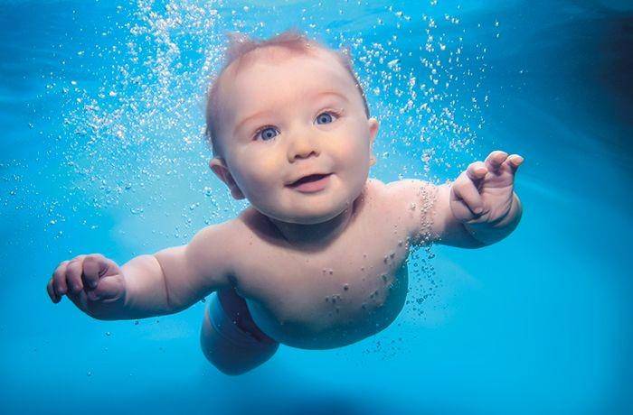 bayi berenang
