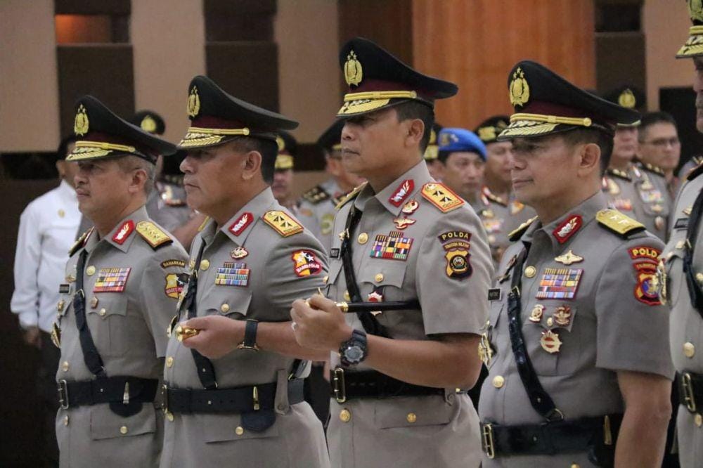 Irjen Pol Priyo dan Irjen Pol Muktiono mengikuti upacara sertijab di Gedung Bareskrim Polri, Jakarta Selatan, Selasa (19/11) pagi.. Sumber: Humas Polda Kaltim