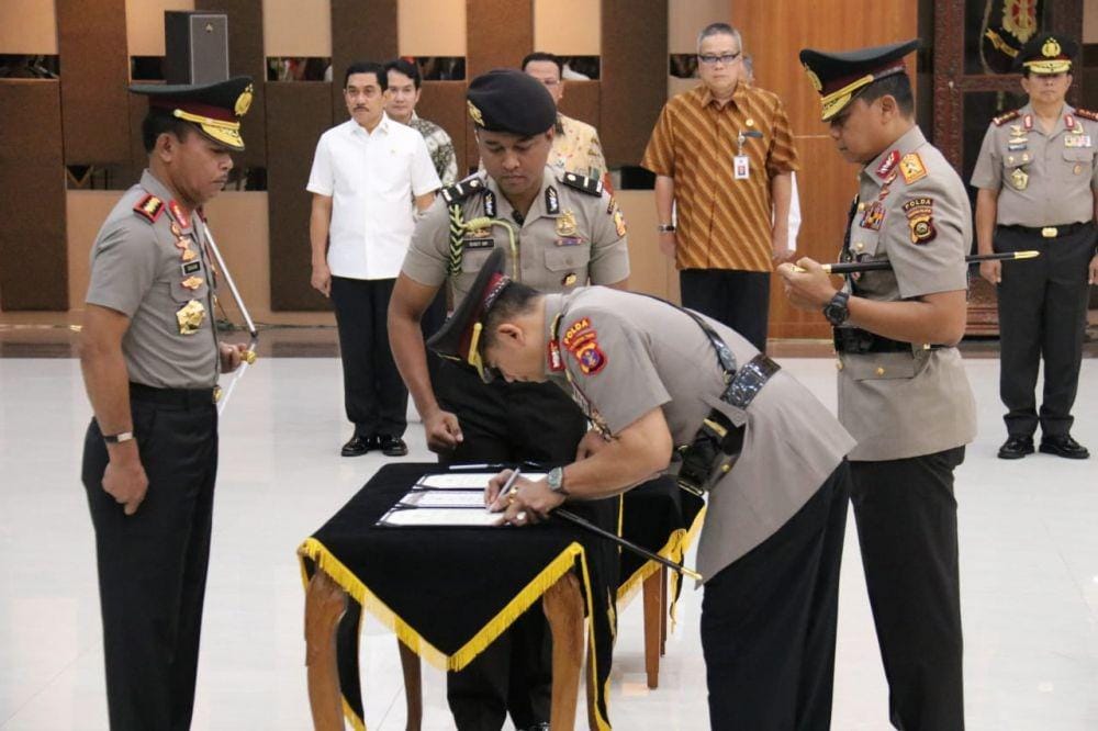 Kepala Polri, Jenderal Pol Idham Azis, memimpin jalannya upacara sertijab. Sumber: Humas Polda Kaltim