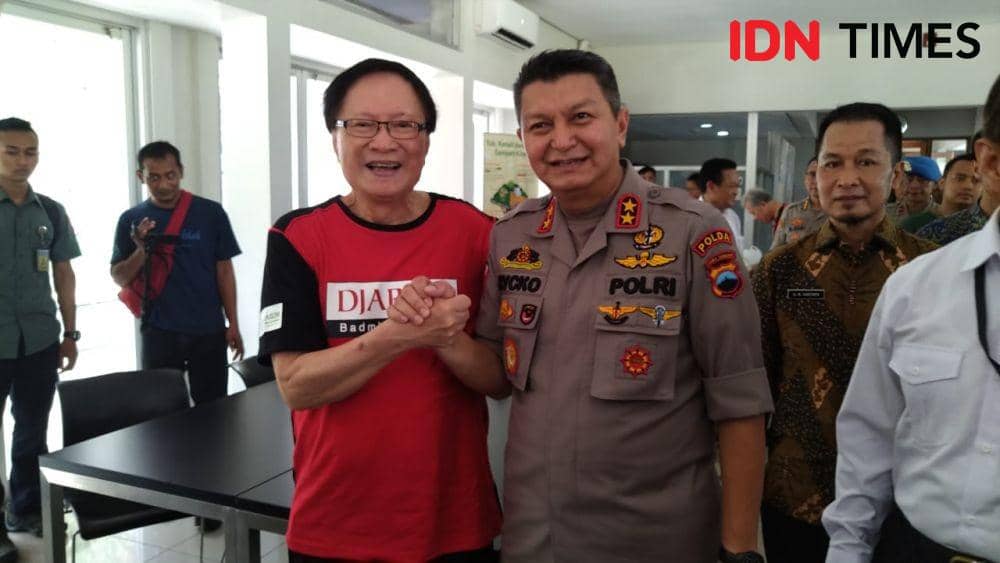 Legenda bulu tangkis Indonesia, Tan Joe Hok dan Kapolda Jawa Tengah, Irjen Pol Rycko Amelza Dahniel (IDN Times/Shemi)