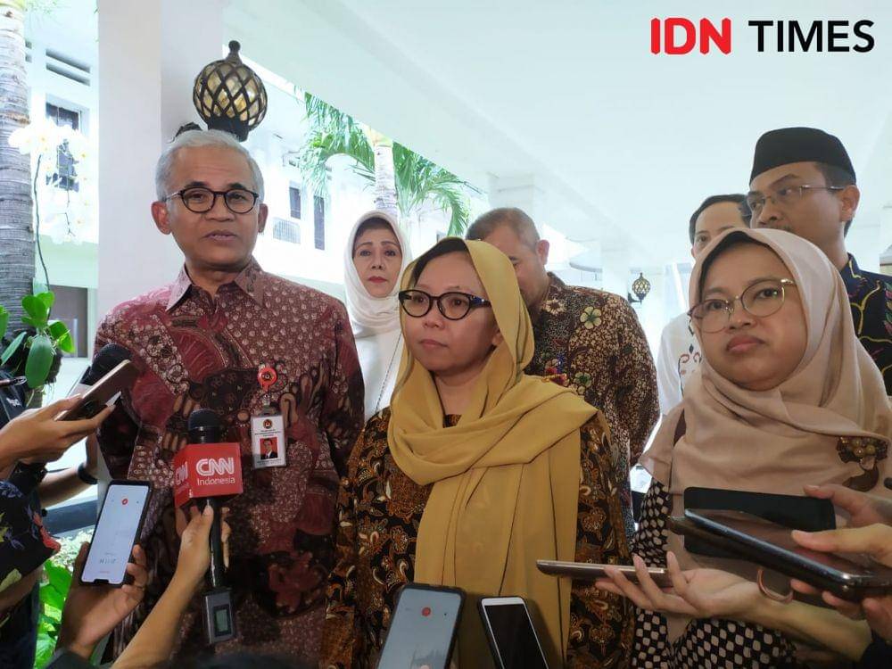Agus Sartono Deputi Menteri Bidang Pendidikan dan Agama Kemenko PMK (kiri), Alissa Wahid Tim Pakar Program Bina Sakinah Kementerian Agama (tengah) (IDN Times/Aldzah Fatimah Aditya)