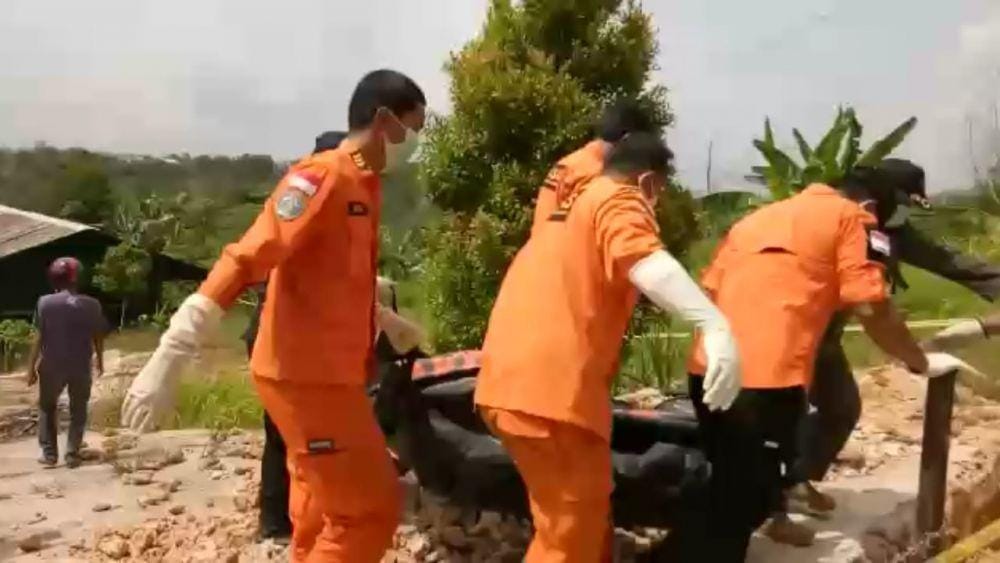 Tim SAR telah mengevakuasi korban ke rumah sakit.