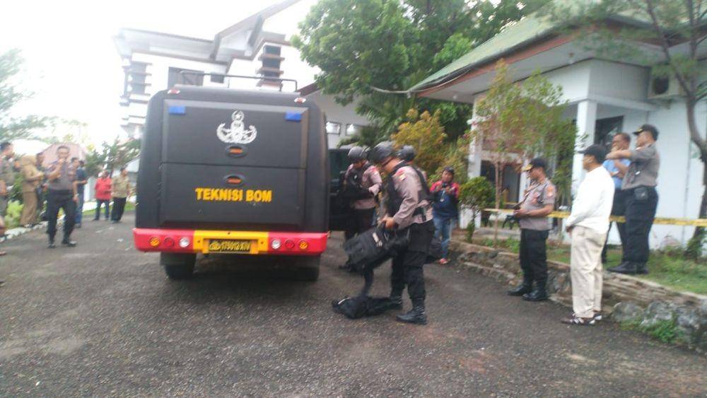 Tim Gegana Polda Sulsel melakukan penyisiran di kawasan Kantor Kejari Parepare (IDN Times/Polres Parepare)
