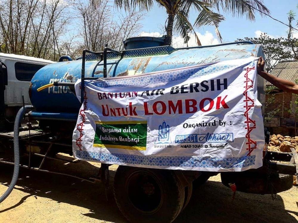 Bantuan air bersih Niqab Squad untuk Lombok (Instagram/@projectakhirat_nsts)