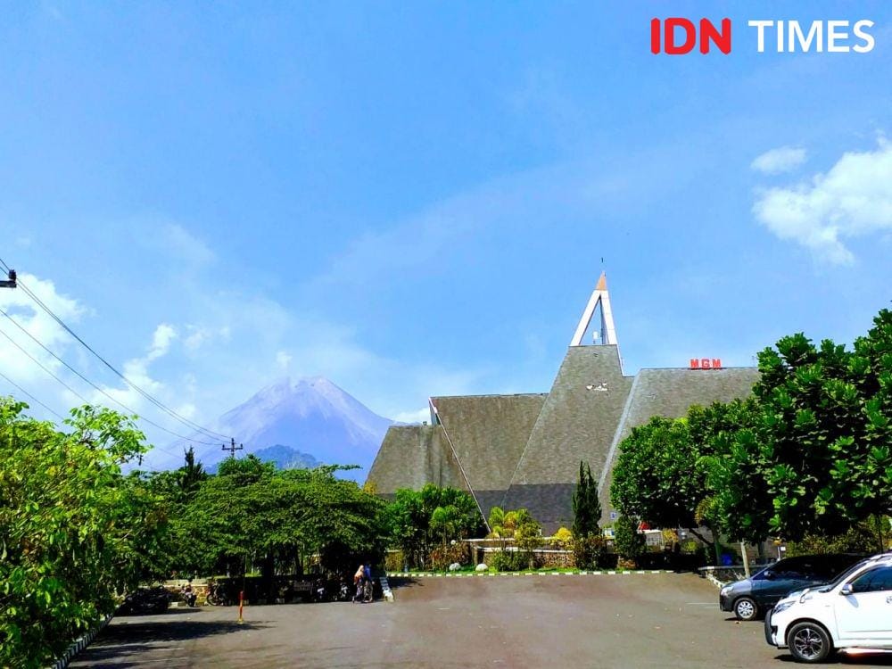 Museum Gunung Merapi dengan latar belakang Gunung Merapi IDN Times/Yogie Fadila
