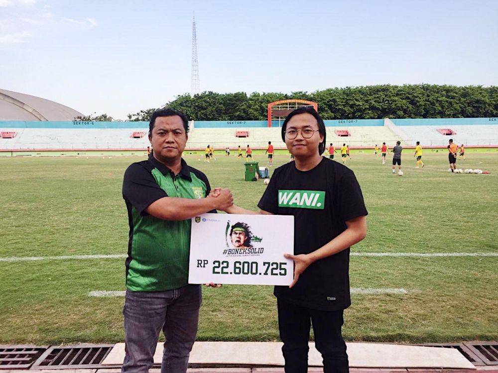 Serah terima bantuan dana oleh Bonek kepada Manajemen Persebaya. Dok.IDN Times/Istimewa
