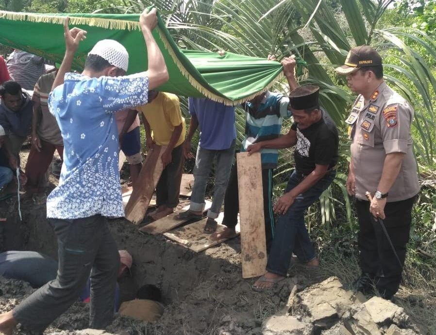 Pemakaman jenazah terduga teroris yang tewas dalam baku tembak di Hamparan Perak (Dok.