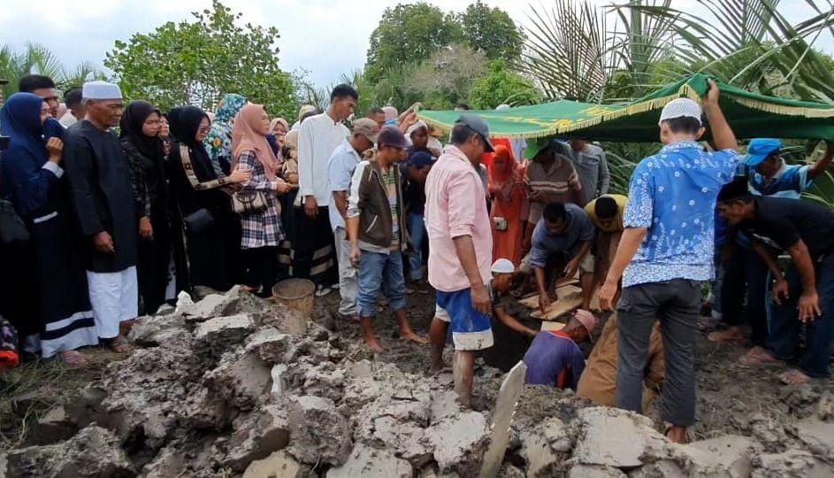 Pemakaman jenazah terduga teroris yang tewas dalam baku tembak di Hamparan Perak (Dok.IDN Times/istimewa)