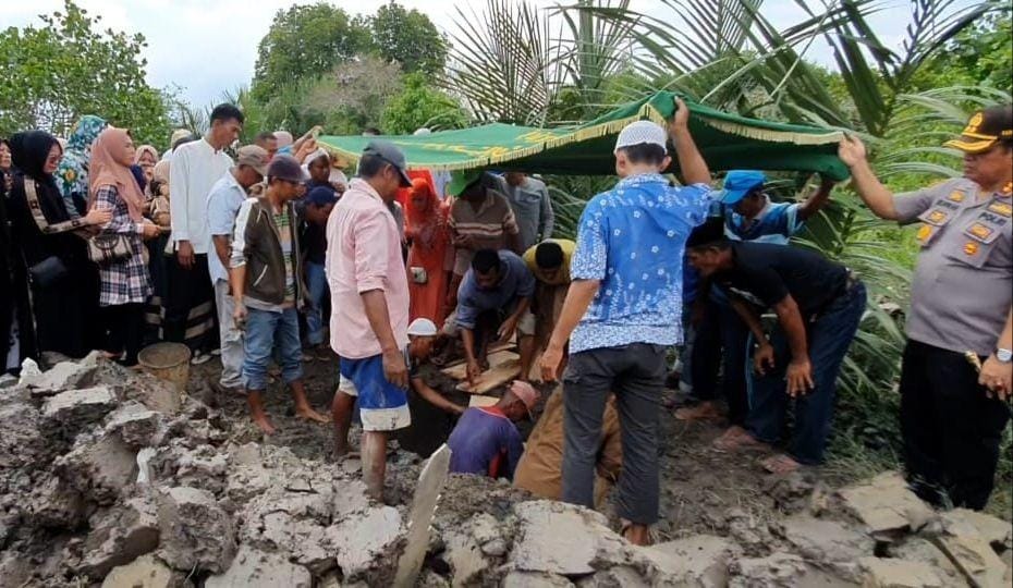 Pemakaman jenazah terduga teroris yang tewas dalam baku tembak di Hamparan Perak (Dok.IDN Times/istimewa)