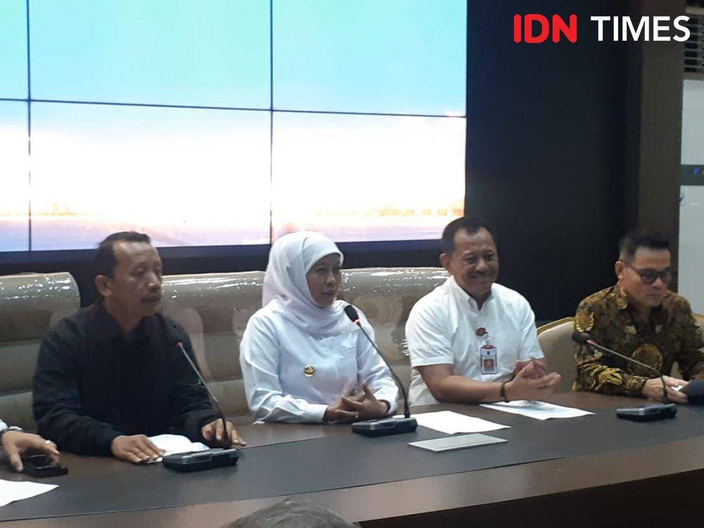 Gubernur Jatim, Khofifah Indar Parawansa memimpin konferensi pers UMK 2020 di Kantor Gubernur, Kamis (20/11). IDN Times/Ardiansyah Fajar